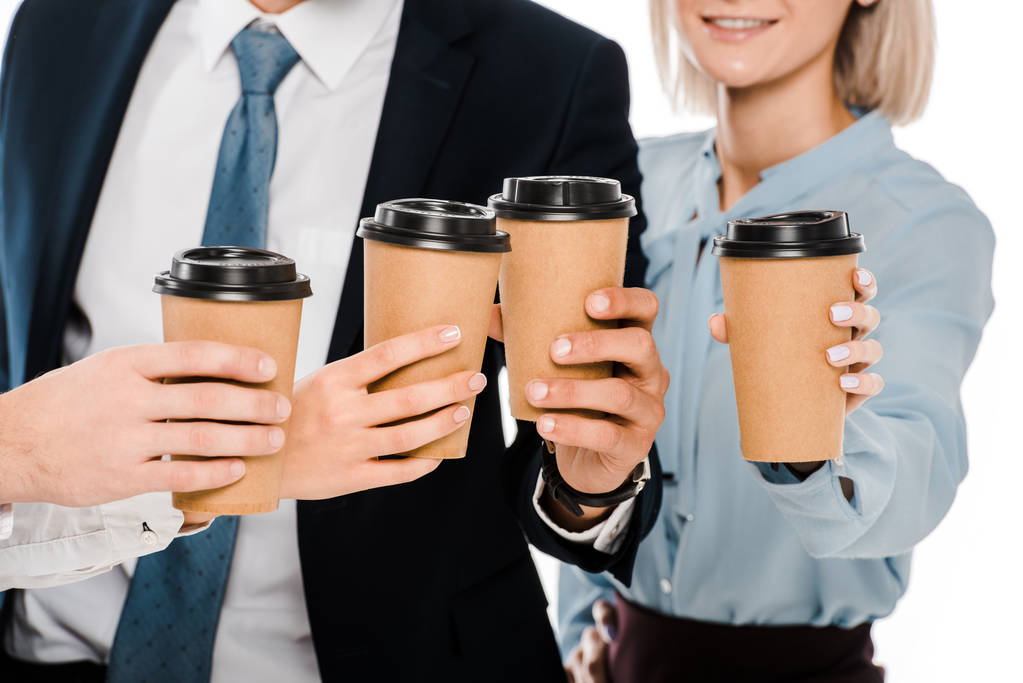 vista recortada de los empresarios sosteniendo tazas con café para ir aislado en blanco
 - Foto, imagen