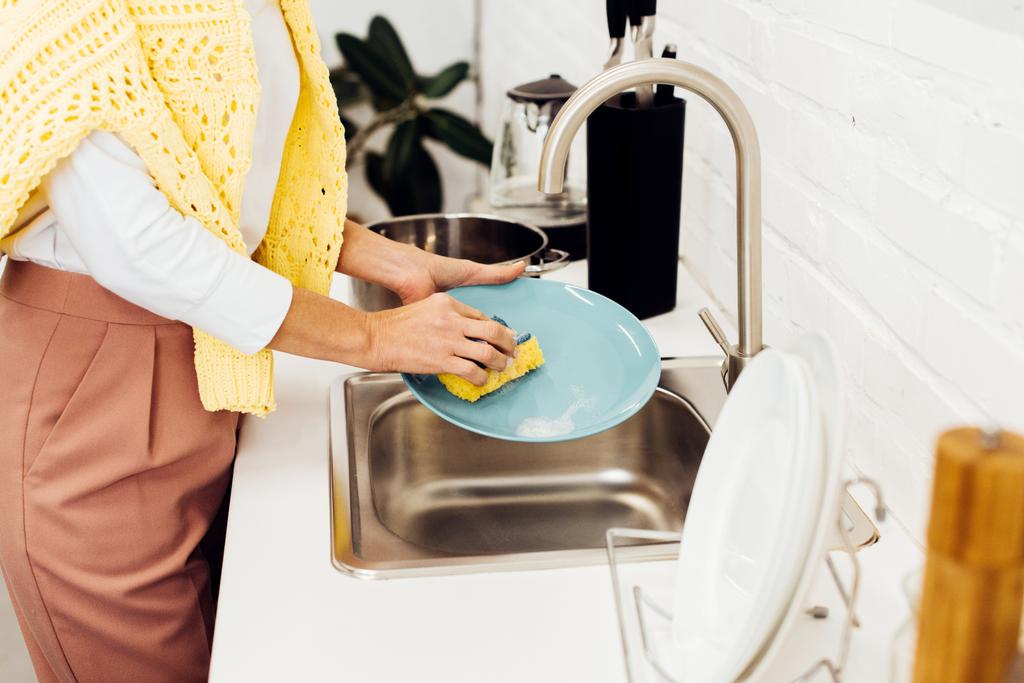 zbliżenie na kobiece dłonie, zmywanie naczyń w kuchni - Zdjęcie, obraz
