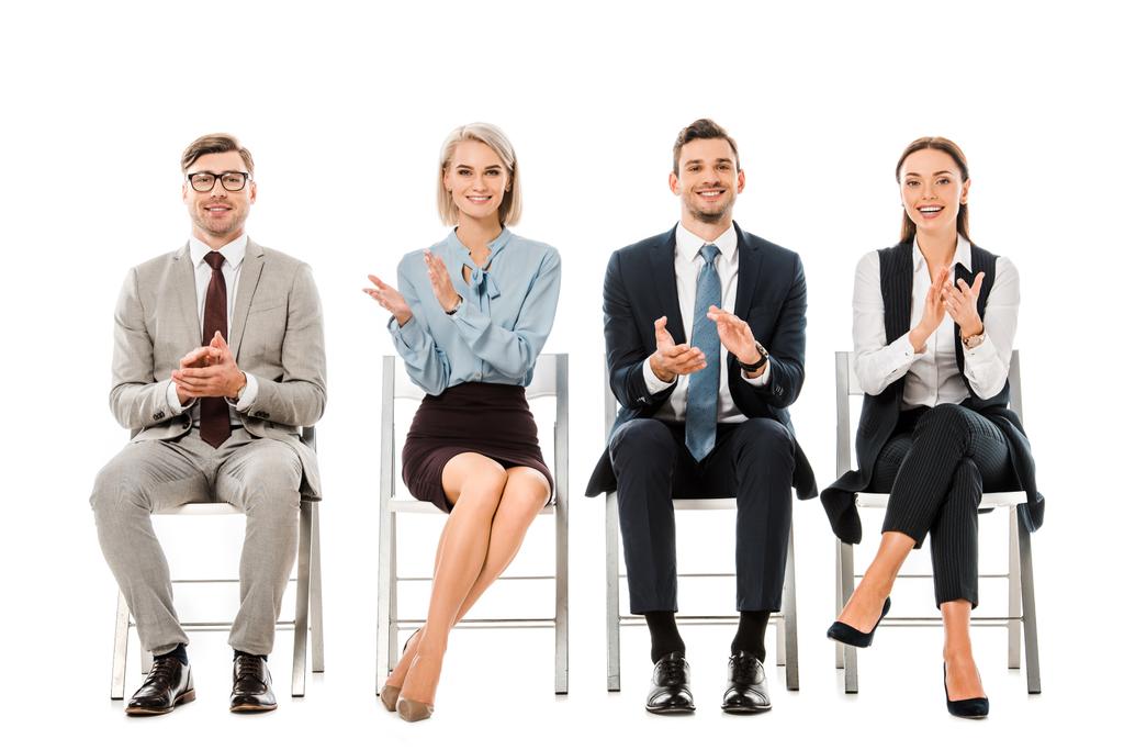 Geschäftsleute applaudieren und sitzen isoliert auf weißen Stühlen - Foto, Bild