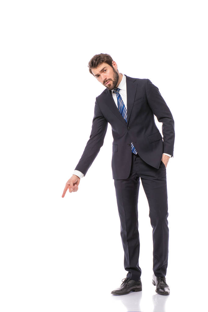 homem corporativo, homem de negócios elegante em pé sobre fundo branco apontando para baixo
 - Foto, Imagem