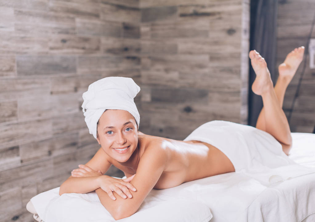 Vacaciones femeninas positivas relajarse después de la ducha
 - Foto, imagen