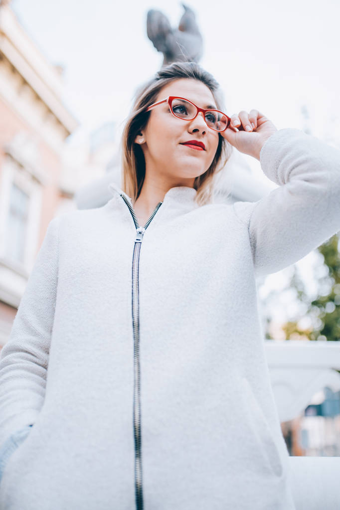 Streetovou Mladá krásná stylová žena pěší ulici v kabátě, s brýlemi podzimní módní trend. - Fotografie, Obrázek