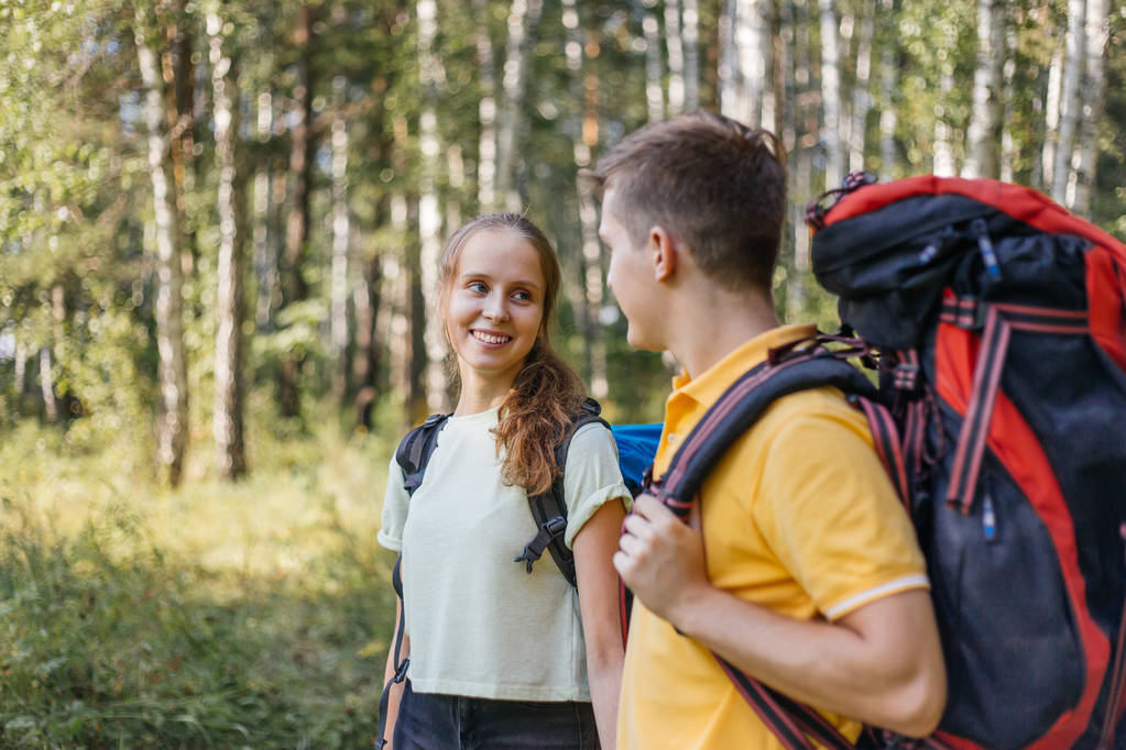 couple de touristes avec sacs à dos randonnée dans une forêt
 - Photo, image