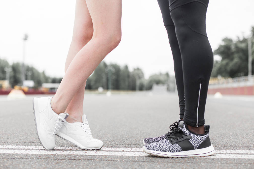 Aşk spor kavram - çift öpüşme çalıştıran. Koşu ayakkabıları ve açık havada egzersiz eğitim koşu sırasında erkek öpmek kız diken üstünde ayakta durmak - Fotoğraf, Görsel