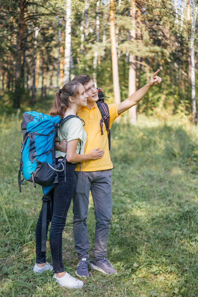 Touristenpaar mit Rucksack wandert im Wald - Foto, Bild