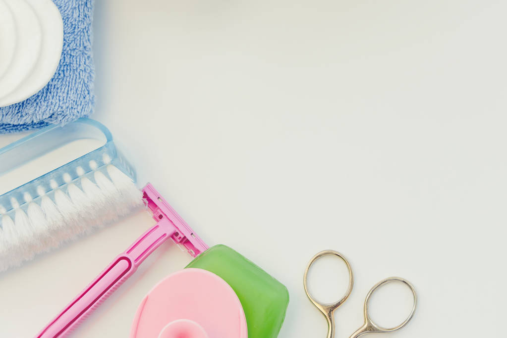 los productos de higiene femenina sobre fondo blanco. salud y belleza. el kit de ducha
. - Foto, Imagen