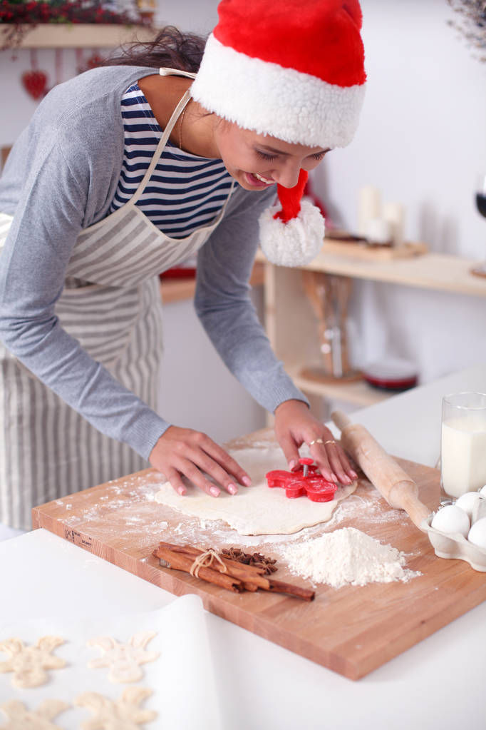 Kadın mutfakta Noel kurabiyesi yapıyor. - Fotoğraf, Görsel
