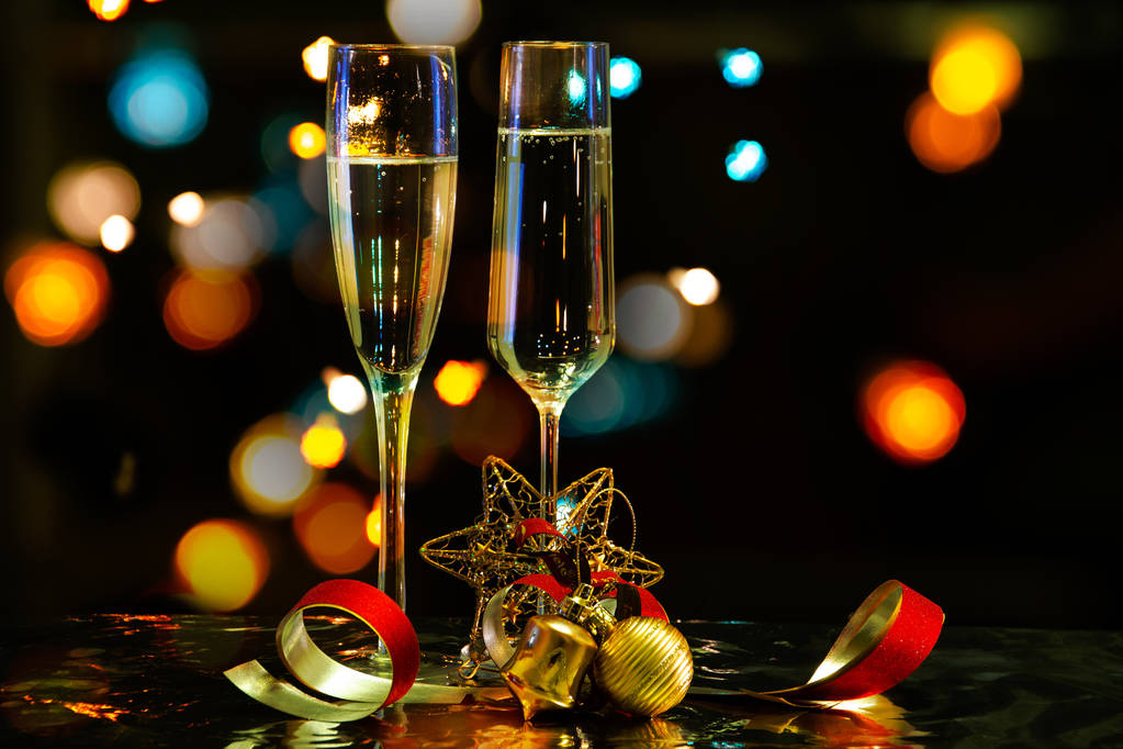 クリスマス スパーク リング ワイン、クリスマスの装飾、コルク都市のぼやけのライトとの暗い背景にガラス組成. - 写真・画像