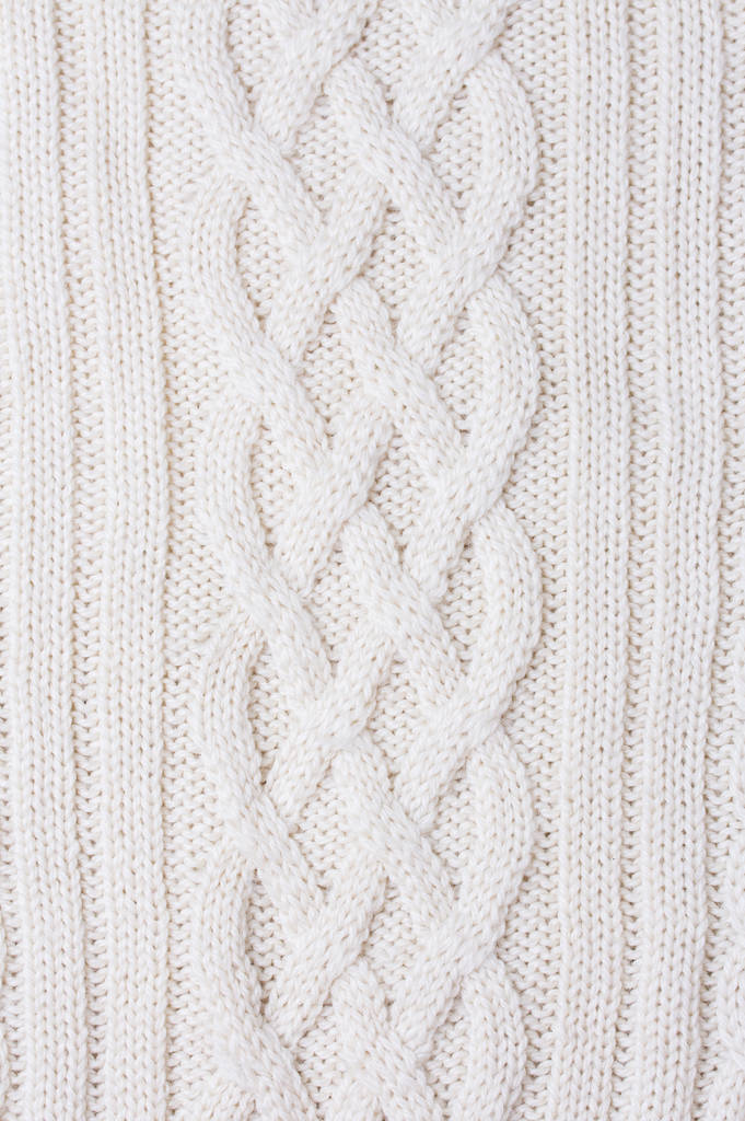 Éléments tricotés blancs chauds avec tresses et motif
 - Photo, image