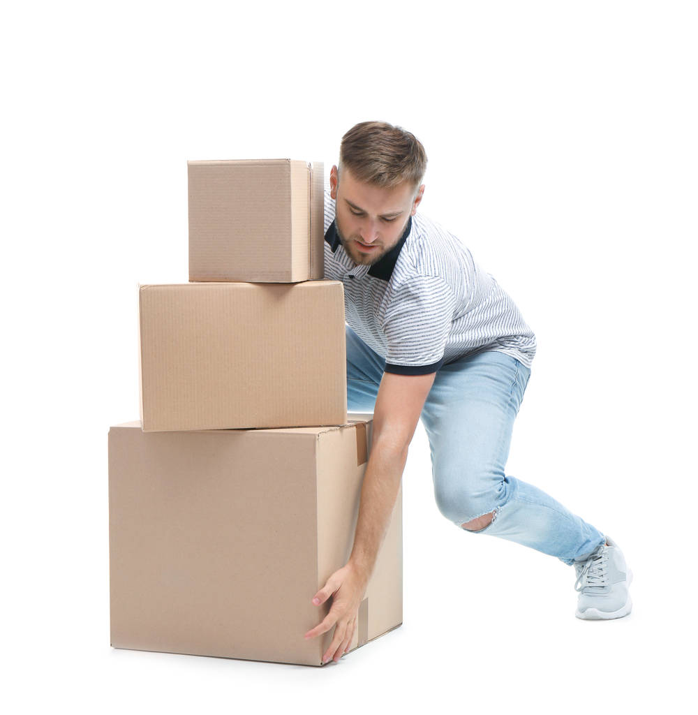 Портрет молодої людини, що піднімає картонні коробки на білому тлі. Концепція постави
 - Фото, зображення