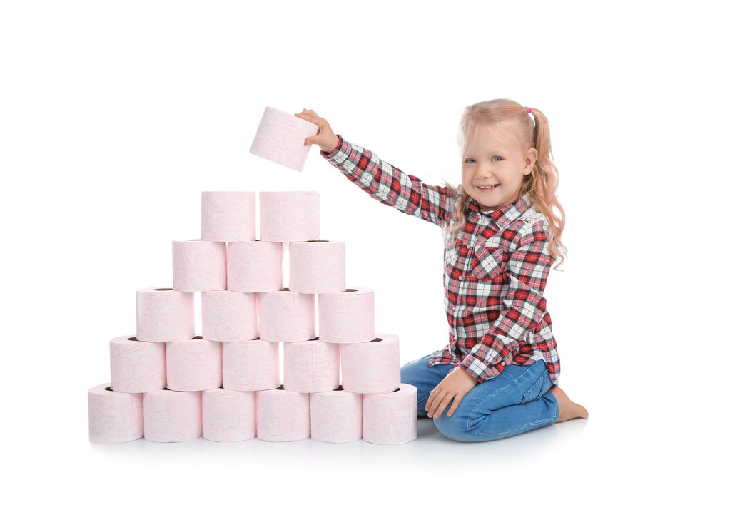 Cute little piramidy dziewczyna papier toaletowy podejmowania na białym tle - Zdjęcie, obraz