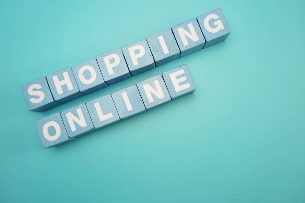 青色の背景色の上に置くショッピング オンライン単語アルファベット フラット - 写真・画像