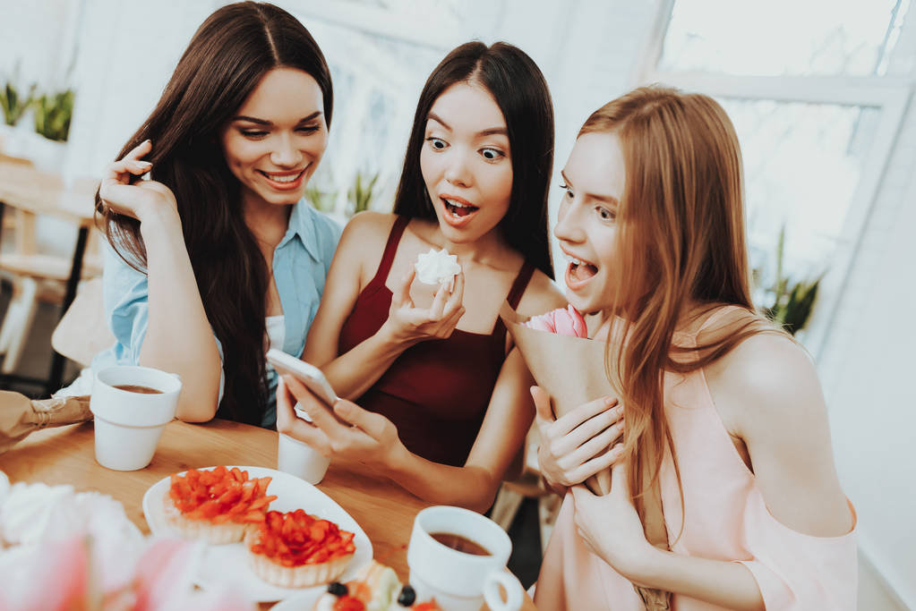 Beautiful Women and Friend Eat. and Play with Smartphone. Smartphone with Girls in Day 8 March. Women Play with Smartphone. Young Girl Play Smartphone. Happiness time with Friends and Smartphone. - Photo, Image