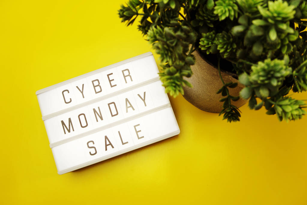 cyber maanantai myynti tasainen lay top näkymä keltaisella taustalla
 - Valokuva, kuva