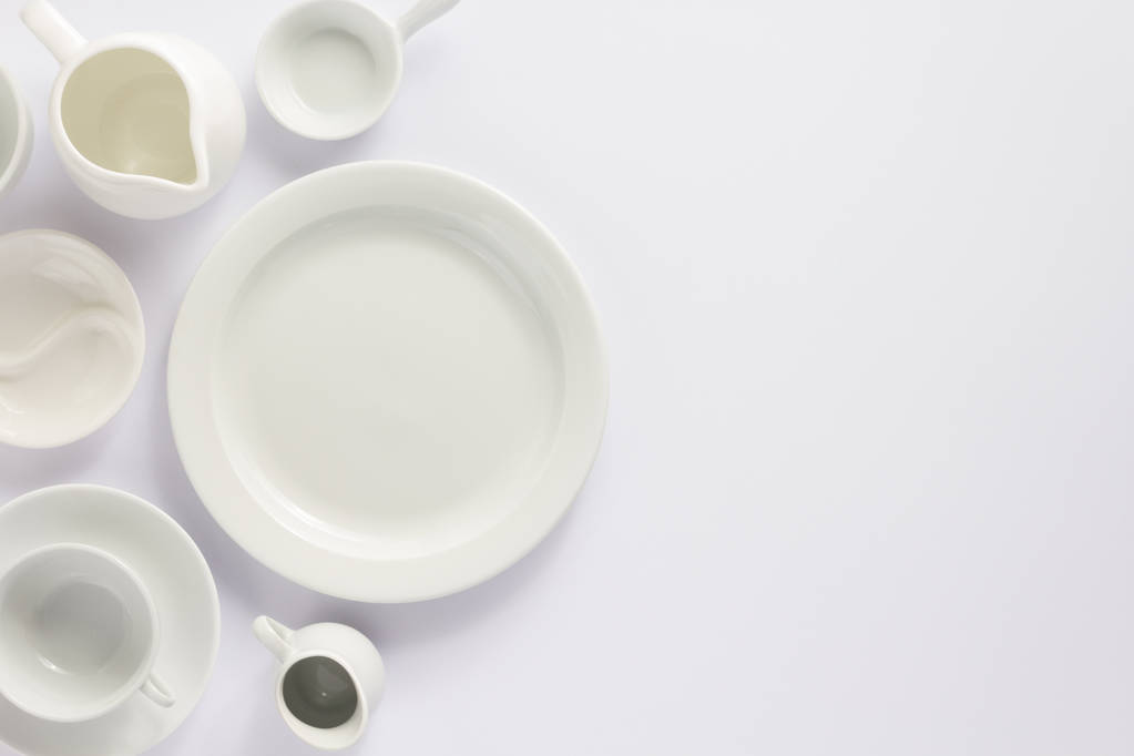 пустая тарелка на белом фоне, вид сверху
 - Фото, изображение