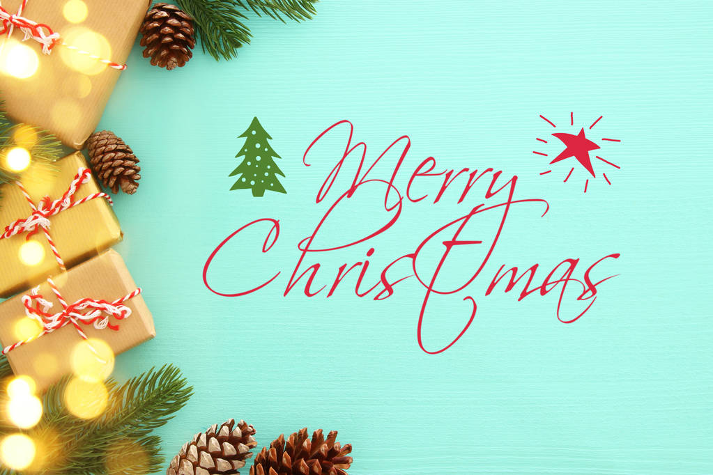 Weihnachten Hintergrund mit Tannenzapfen, Tannenzweigen und Geschenken über hölzernem Minzgrund. flache Lage, Draufsicht - Foto, Bild