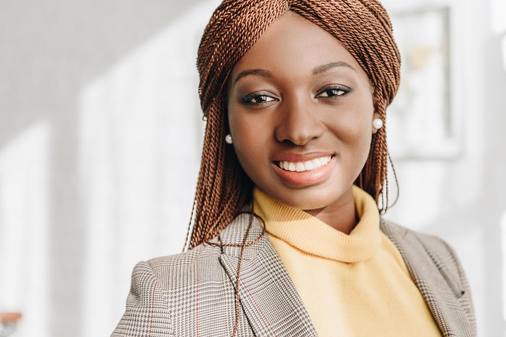 портрет стильної усміхненої афроамериканської дорослої бізнес-леді, дивлячись на камеру
 - Фото, зображення