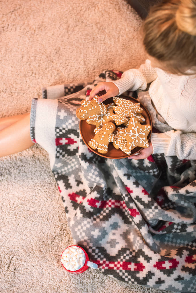 жінка в порожньому візерунку тримає різдвяне імбирне печиво
  - Фото, зображення