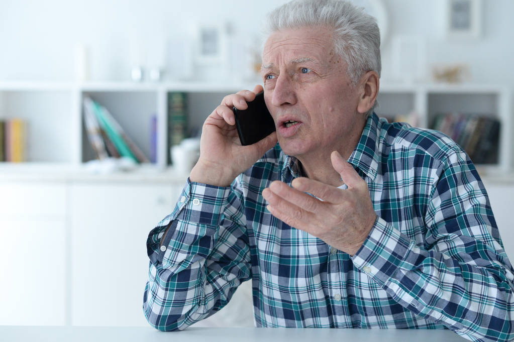 Portret starszego człowieka rozmowy na telefon - Zdjęcie, obraz