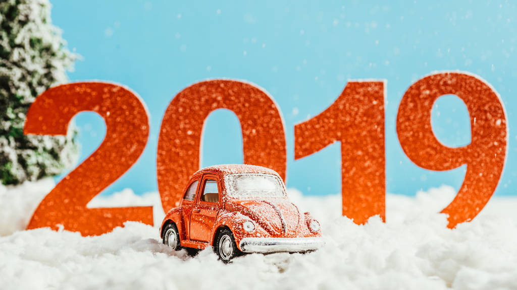grandi numeri rossi 2019 con auto giocattolo in piedi sulla neve su sfondo blu, concetto di nuovo anno
 - Foto, immagini