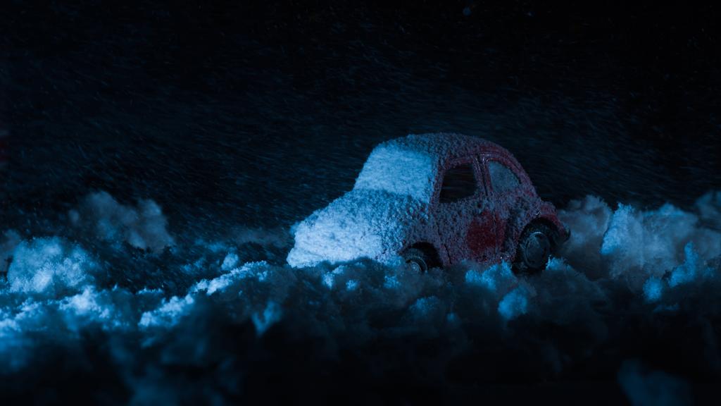 primer plano de coche de juguete cubierto de nieve en la noche
 - Foto, imagen