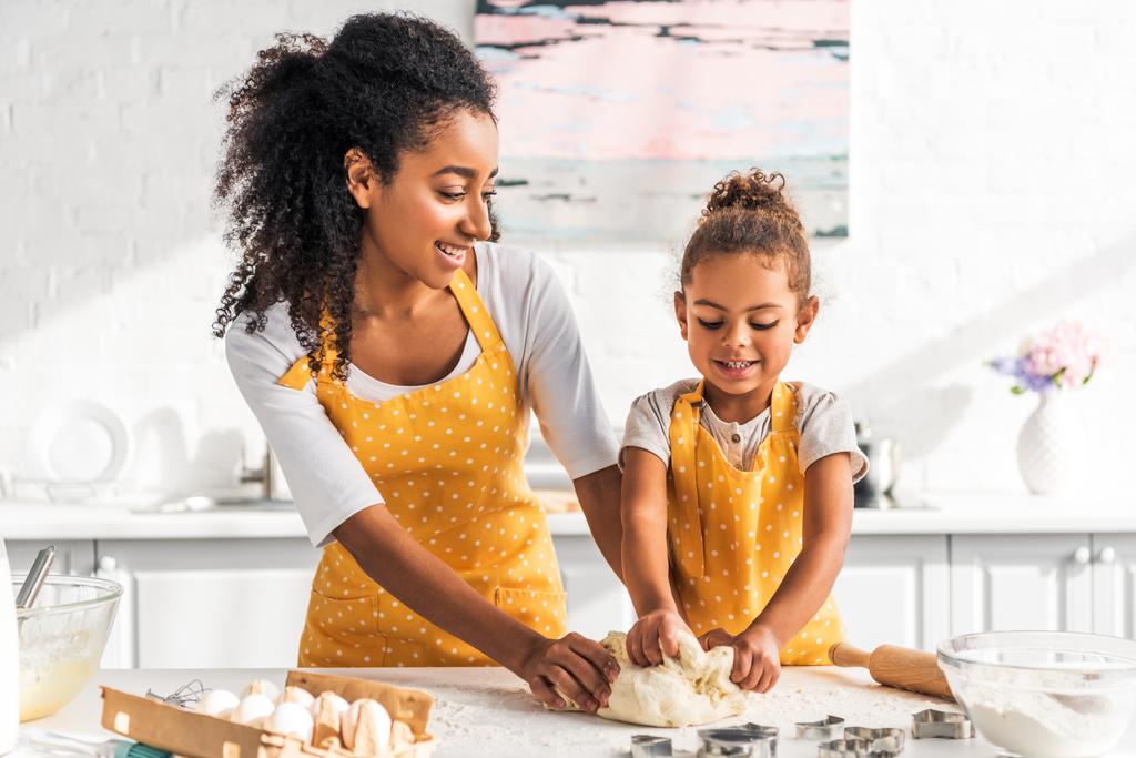 wesoły african american matka i Córka, wyrabiania ciasta w kuchni - Zdjęcie, obraz