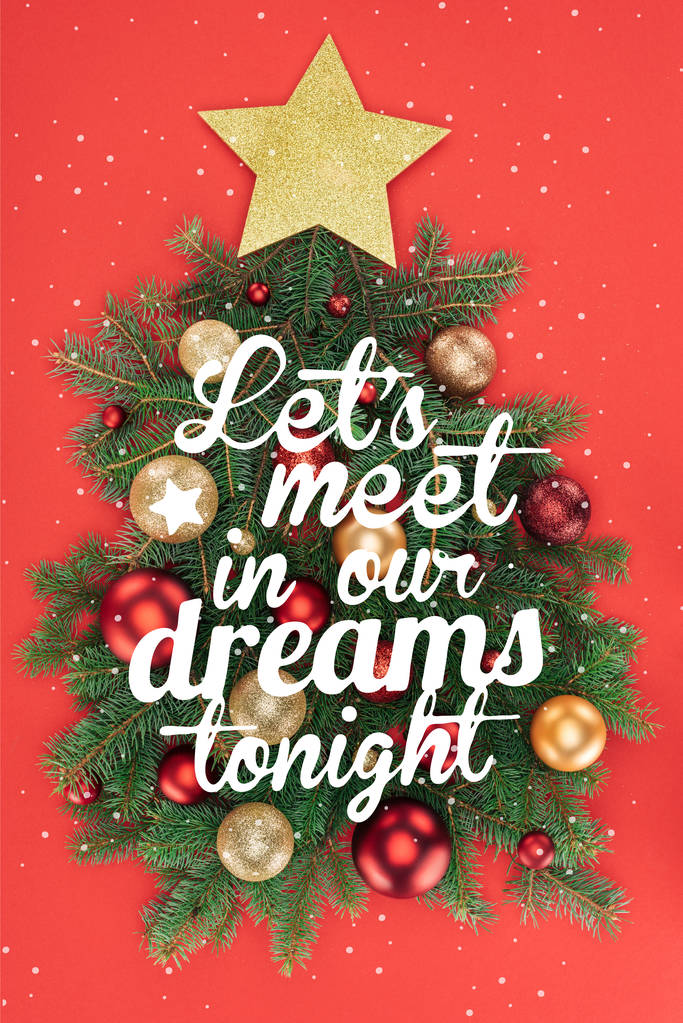 vista superior de ramas de pino, estrella dorada y bolas de navidad arregladas en árbol de navidad aislado en rojo con inspiración de "conozcamos en nuestros sueños esta noche"
 - Foto, Imagen