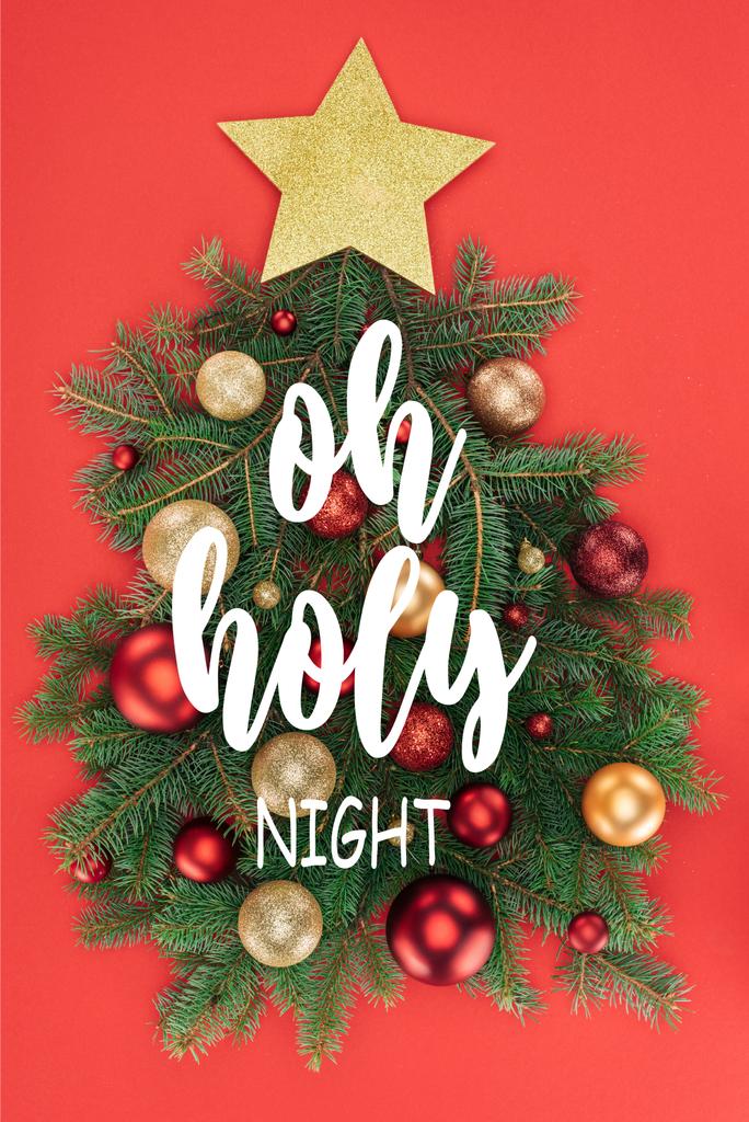 fenyő fa ágai, arany csillag, és karácsonyi golyókat rendezett karácsonyfa elszigetelt piros top "ó szent éj" inspiráció  - Fotó, kép