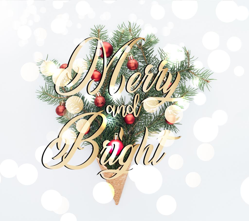 vista superior de juguetes de navidad rojos en ramas de pino en cono de helado aislado en blanco con letras "alegres y brillantes" y luces bokeh
 - Foto, imagen
