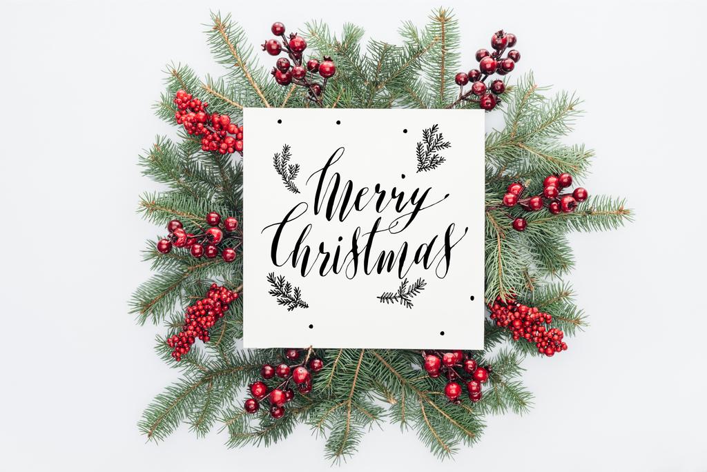 vue de dessus de couronne de pin avec décorations de Noël avec lettrage "joyeux noël" au milieu isolé sur blanc
 - Photo, image