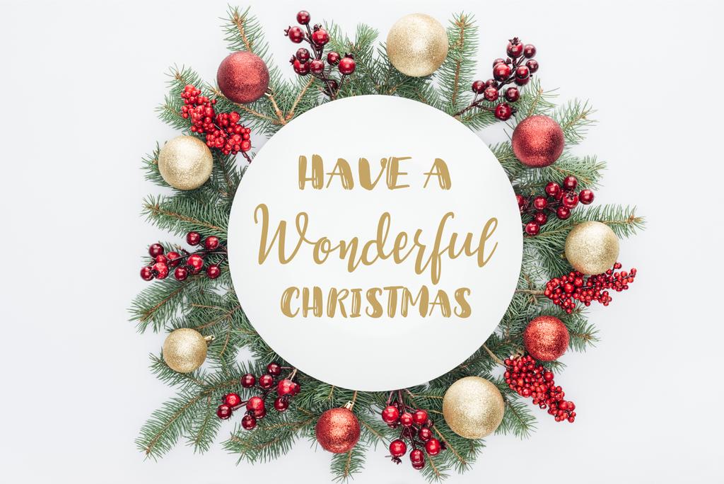 felülnézet fenyő fa karácsonyi díszek, koszorú "van egy csodálatos karácsonyi" közepén elszigetelt fehér betűkkel - Fotó, kép