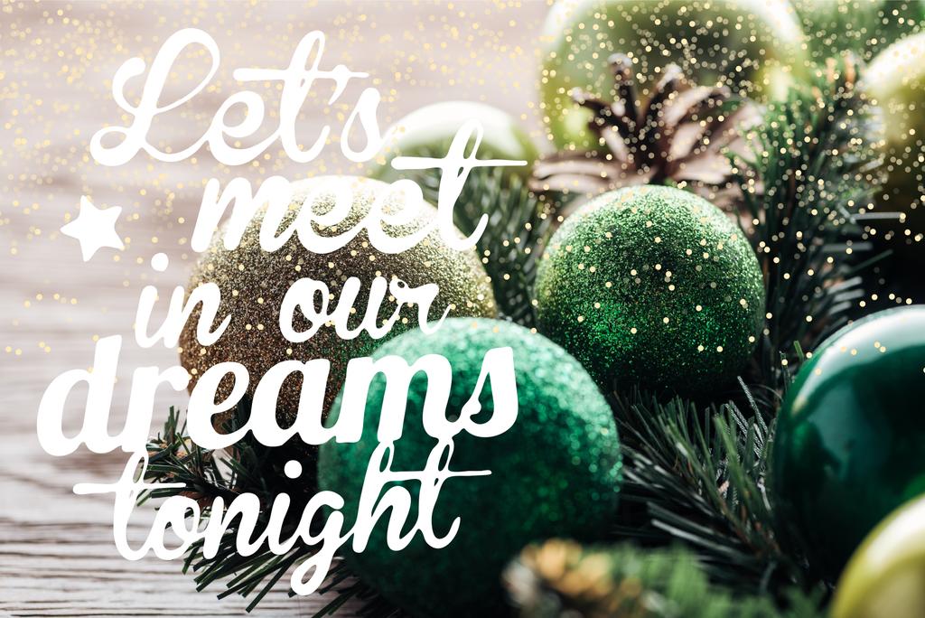 κλείνω πάνω θέα του πεύκο δέντρο στεφάνι με πράσινα Χριστούγεννα μπάλες σε ξύλινα φόντο με έμπνευση «Aς συναντηθούμε στα όνειρα μας απόψε»  - Φωτογραφία, εικόνα