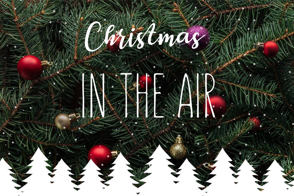 marco completo de coloridos juguetes de Navidad en ramas de pino verde con inspiración de "Navidad en el aire"
 - Foto, imagen