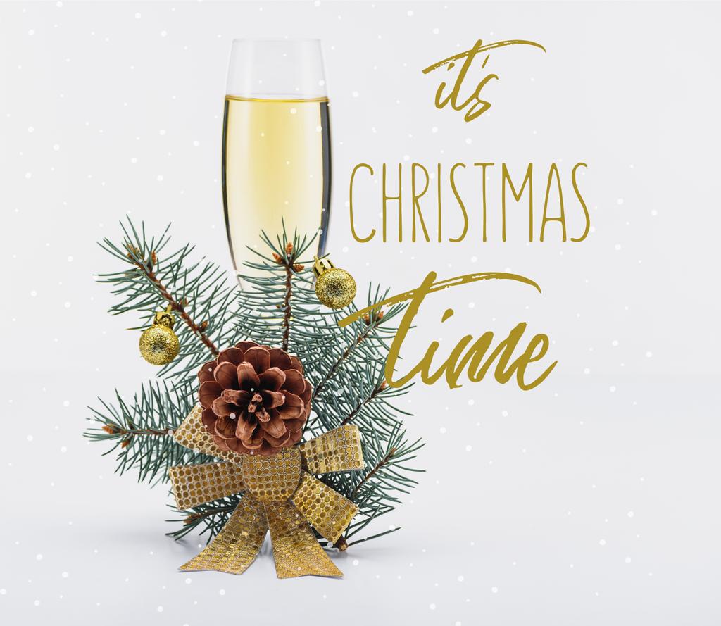 bicchiere di champagne con decorazione natalizia su sfondo bianco con "il suo periodo natalizio" ispirazione
 - Foto, immagini