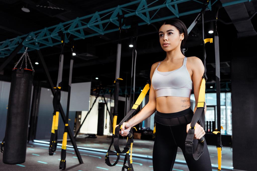  Direnç şeritli fitness salonunda egzersiz güzel sportif kız  - Fotoğraf, Görsel