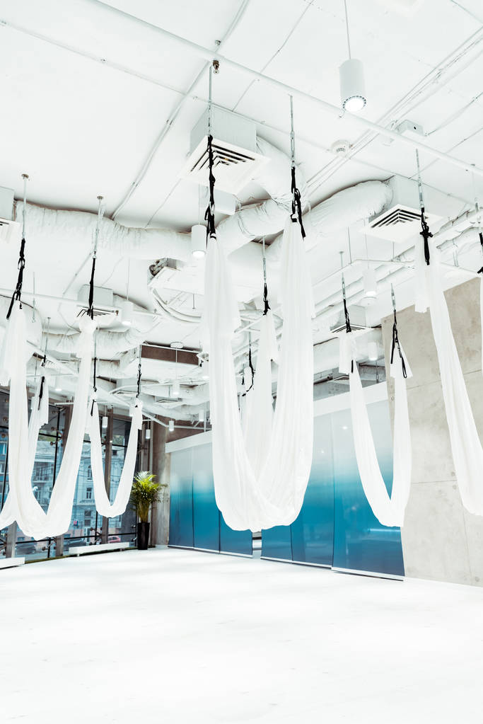 Φως λευκό ευρύχωρα στούντιο, εξοπλισμένο για την γιόγκα αντιβαρύτητας - Φωτογραφία, εικόνα