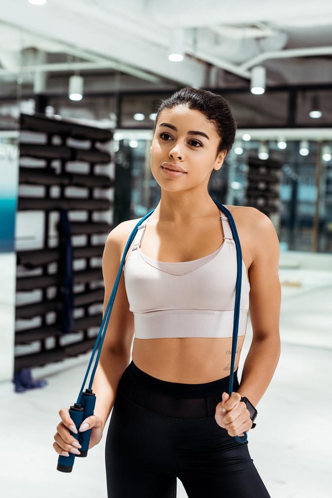 Ugrókötél fitness edzőteremben állva a vonzó sportos lány - Fotó, kép