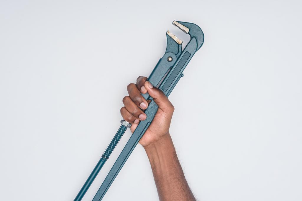 oříznutý snímek afroamerické muže drží klíč instalatér izolované na bílém - Fotografie, Obrázek