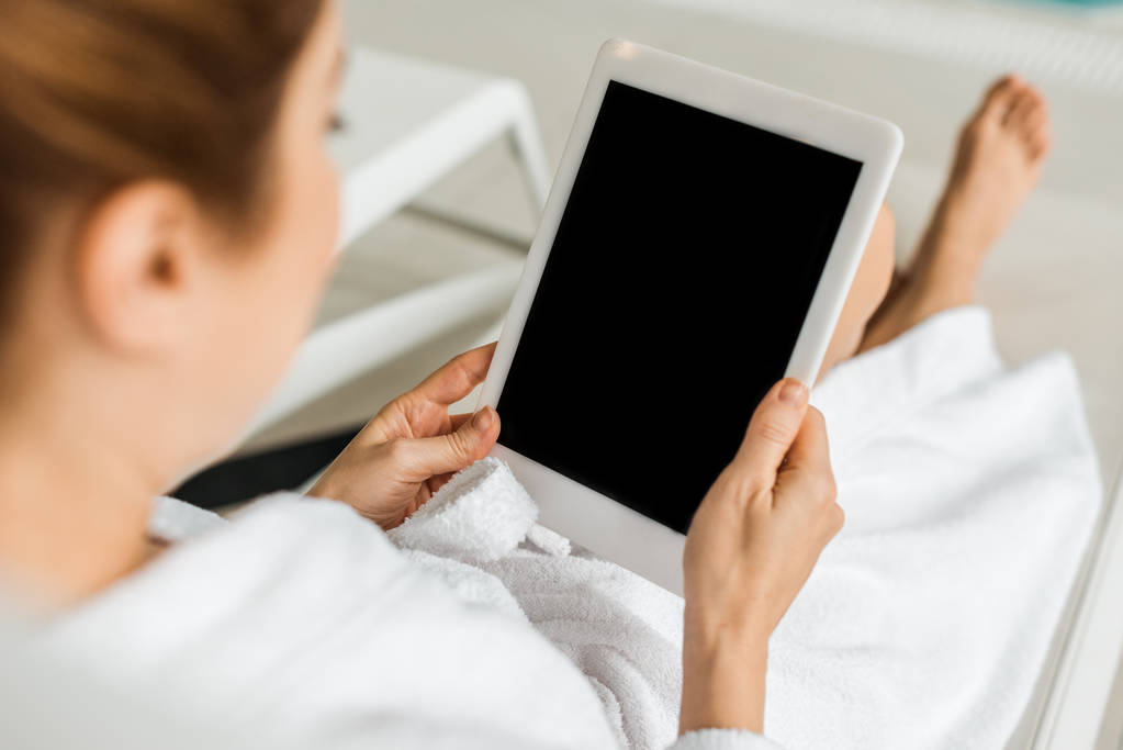 recortado de la mujer utilizando tableta digital con pantalla en blanco en el spa
 - Foto, Imagen
