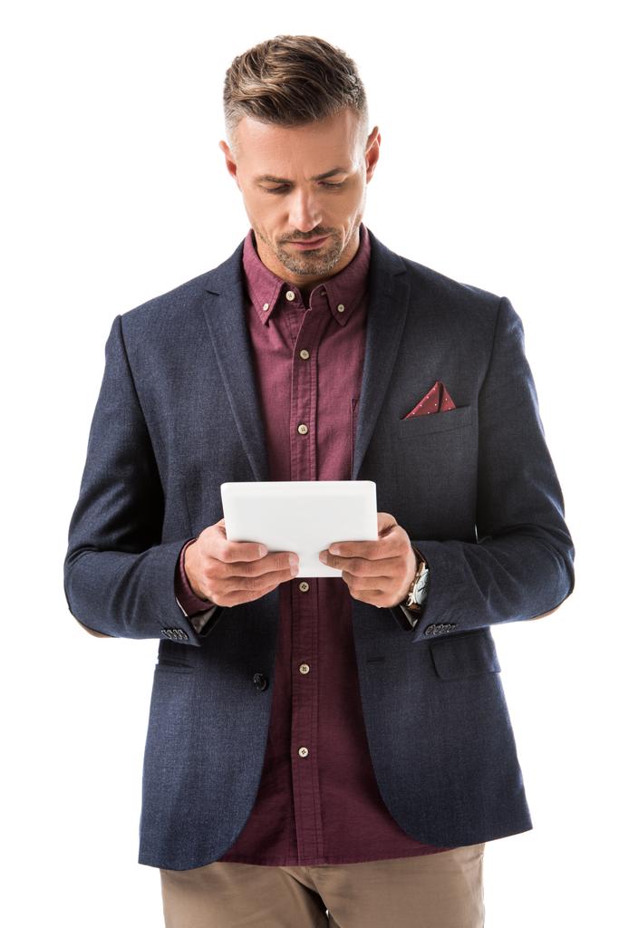 fokussiert stylischer Mann in Jacke mit digitalem Tablet isoliert auf weiß - Foto, Bild
