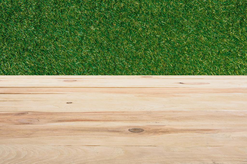 modello di pavimento in legno beige con erba verde su sfondo
 - Foto, immagini