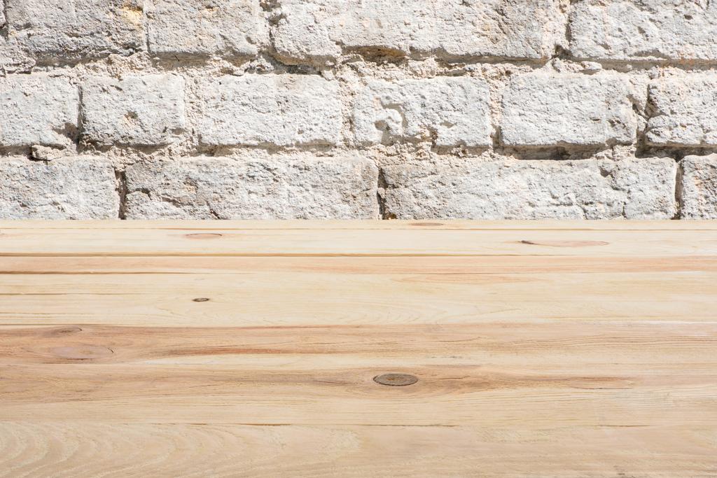 modelo de piso de madeira bege no fundo da parede de tijolo
 - Foto, Imagem