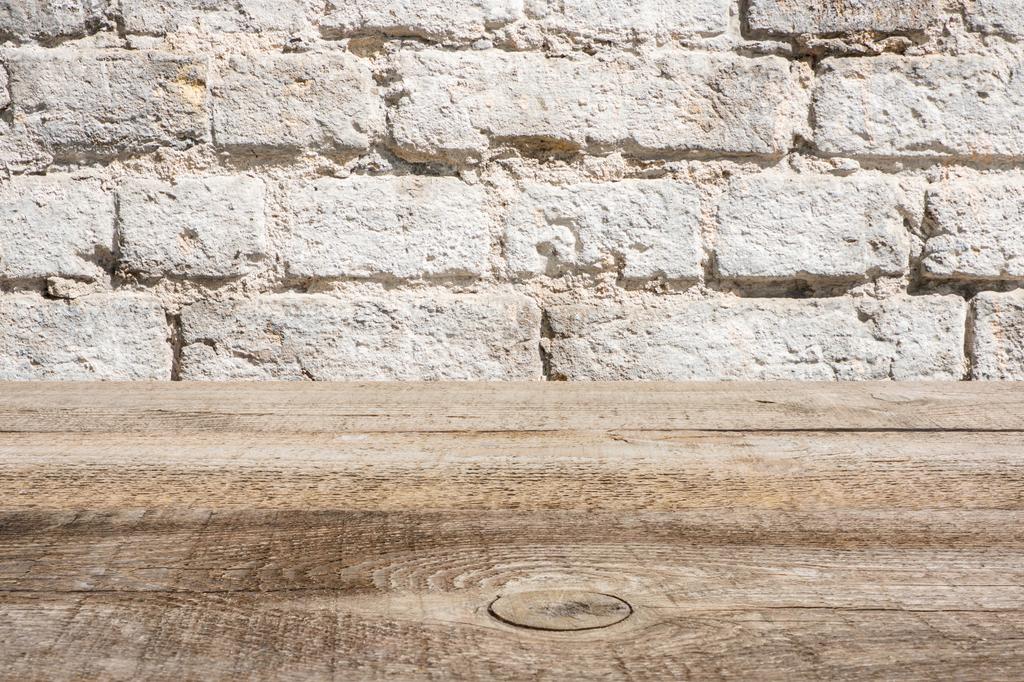 Vorlage aus braunem Holzboden mit Ziegelwand auf Hintergrund - Foto, Bild