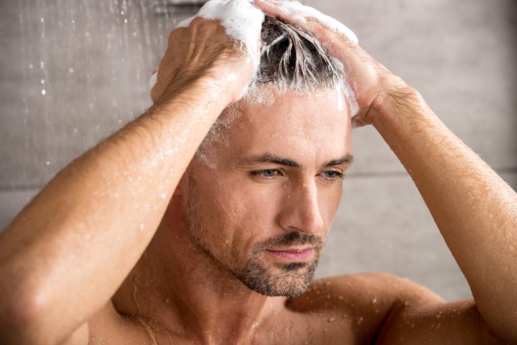 lähikuva aikuinen mies pesu hiukset shampoo ja suihkussa
  - Valokuva, kuva