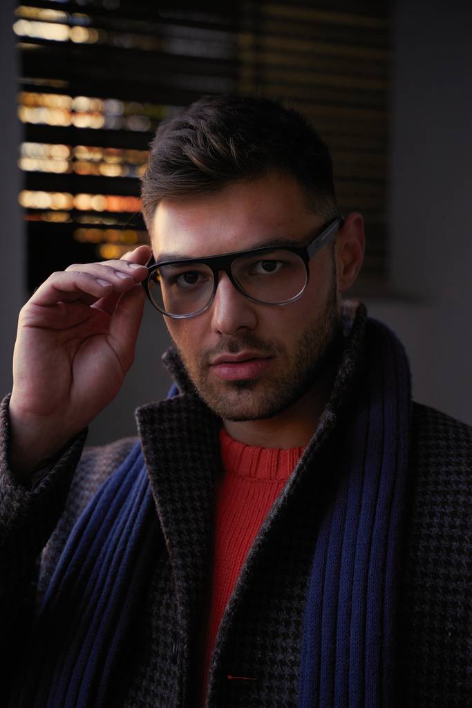 портрет красивого молодого чоловіка в стильних окулярах позує
  - Фото, зображення