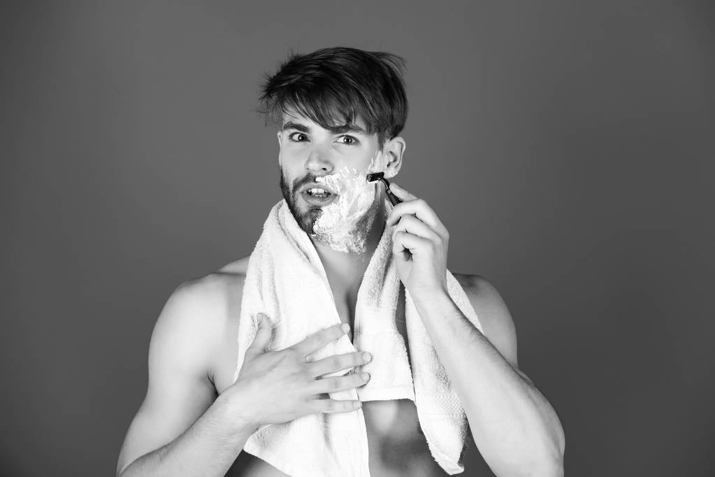 hombre con el torso desnudo barba de afeitar con afeitadora de seguridad
 - Foto, Imagen