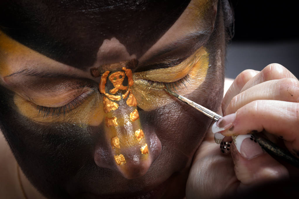 close-up body art - mariposa Totenkopf en la cara de la chica sobre un fondo negro Studio
 - Foto, imagen