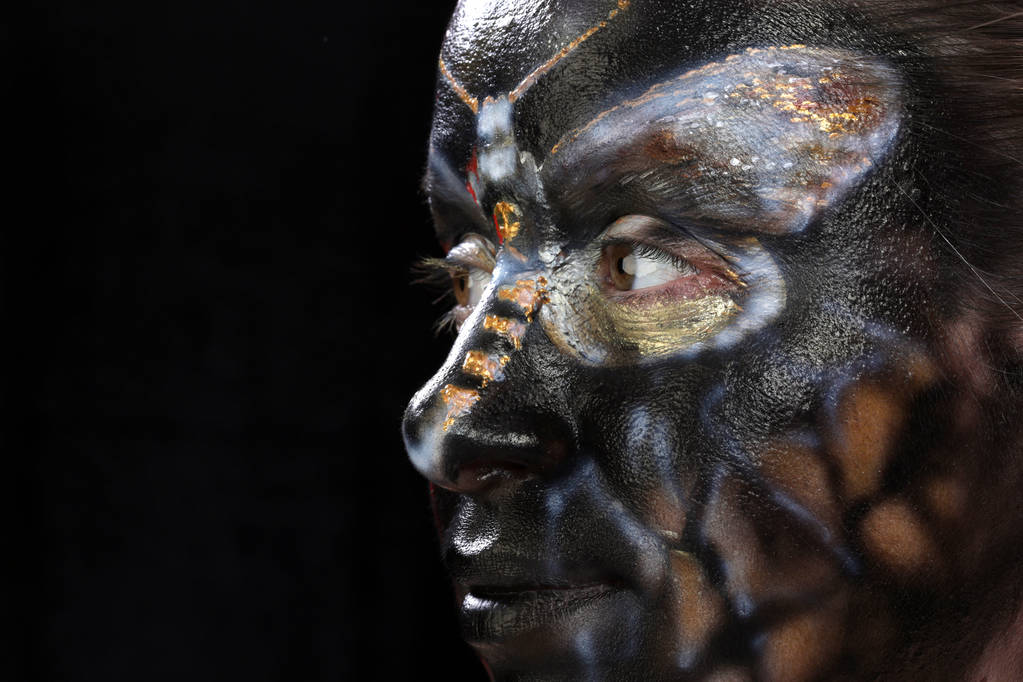 yakın çekim vücut sanatı - kelebek Totenkopf kızın yüzündeki siyah bir arka plan stüdyo - Fotoğraf, Görsel