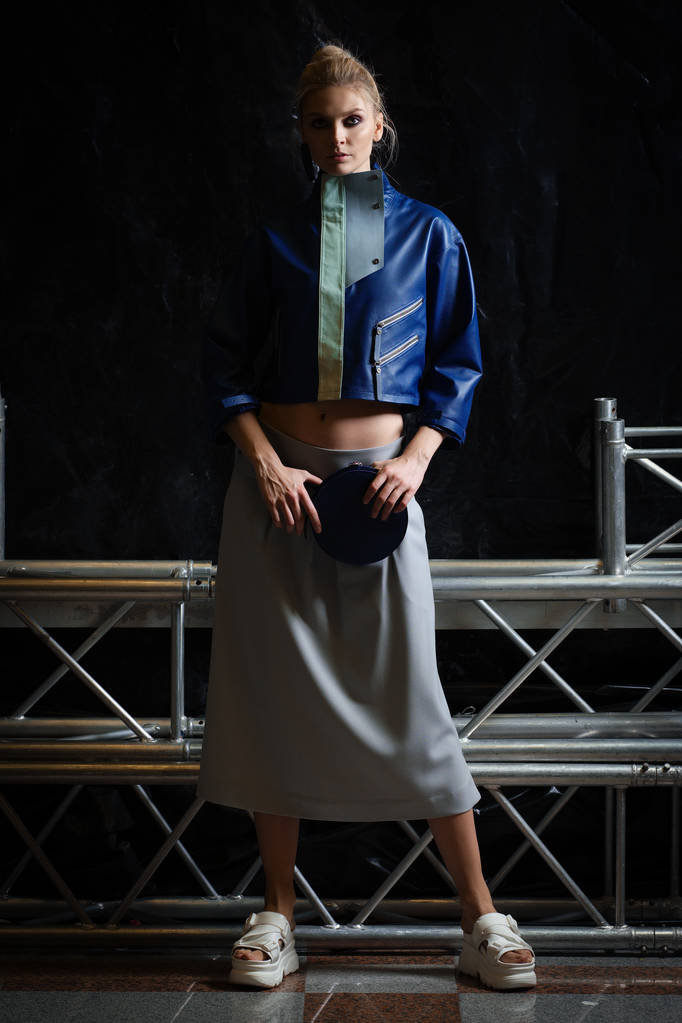 Дівчина в модному вбранні - широка шкіряна куртка та спідниця з талією
 - Фото, зображення