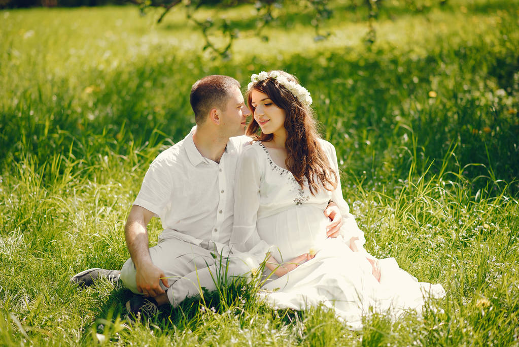 Casal em um jardim
 - Foto, Imagem